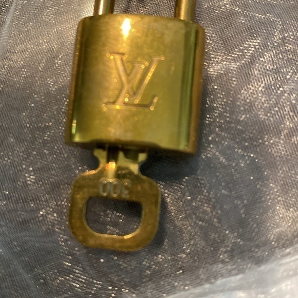 Louis Vuitton lock #300 with key and 16-19” chain - Picture 2 of 3